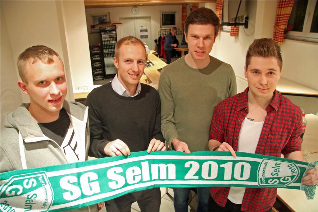 Bisherige Wechsel vom BV Brambauer zur SG Selm waren „Griff ins Klo“ Marcel Bieber (l.) kam zusammen mit Timo Kollakowski (2.v.r.) und Bastian Hufnagel (r.) zur SG Selm, machte jedoch kein Spiel für den Klub.