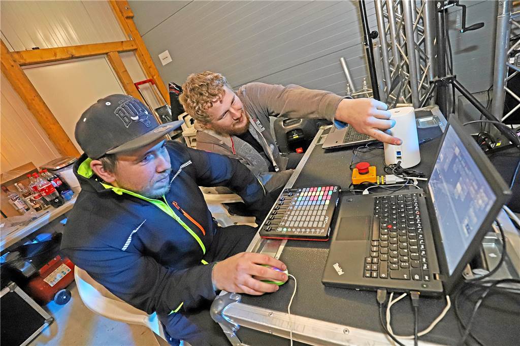 Haus-Partys zu Halloween: „Eventhelden“ bringen DJ-Musik live ins Wohnzimmer Marcel Bretschneider (hinten) und Kevin Grotefels werden die Regie übernehmen, mit den Zuschauern kommunizieren und für Abwechslung auf den heimischen Bildschirmen sorgen.