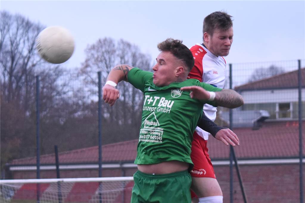 Marcel Erdmann: Dortmunder findet eine neue Fußball-Heimat in Oberaden Marcel Erdmann (l.) und Kevin Beck
