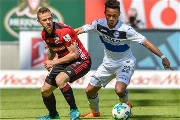 Marcel Gaus vom FC Ingolstadt (l) und der Bielefelder Roberto Massimo kämpfen um den Ball. Foto: Armin Weigel