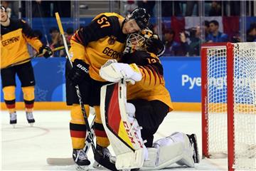 Marcel Goc umarmt Goalie Danny aus den Birken. Foto: Angelika Warmuth