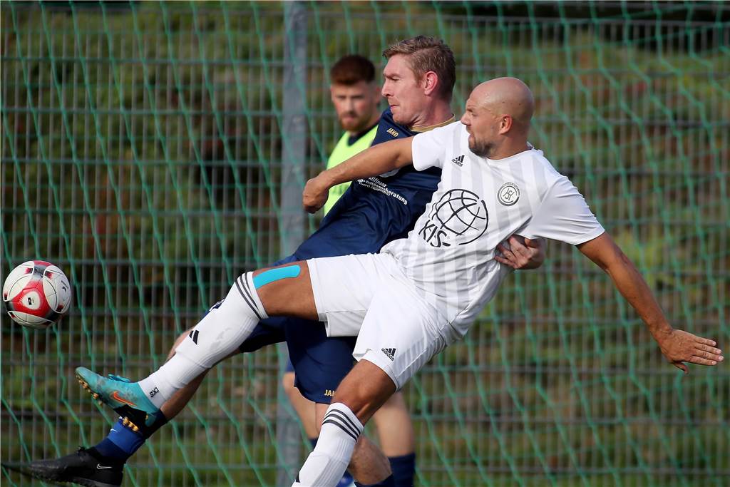Zwei Platzverweise bei A-Liga Spiel: Unverständnis auf beiden Seiten, Kritik am Schiedsrichter Marcel Greig im Zweikampf.