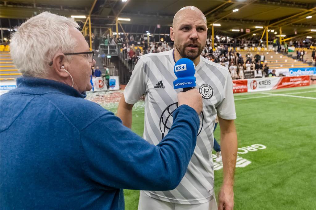 Nach Hallen-Sensation vom Hörder SC im letzten Jahr : „Wollen in diesem Jahr bis zum letzten Spiel dabei sein“ Marcel Greig (r.) und der Hörder SC starten ambitioniert in die Hallenstadtmeisterschaft Dortmund.