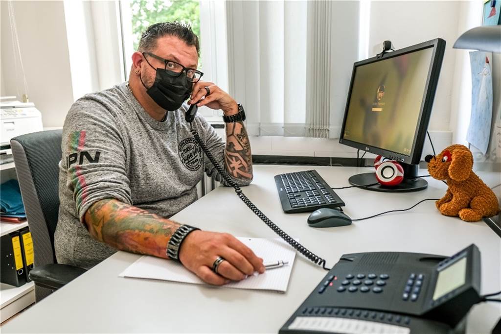 Akten studieren statt Tabletts schleppen - Castrop-Rauxeler wagt Neuanfang Marcel Hoffmann-Drews am Telefon.
