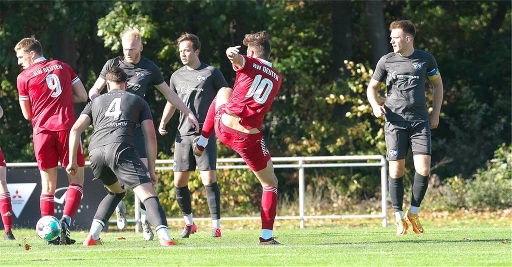 „Noch nie erlebt“: Enttäuschung auf beiden Seiten nach Derby-Irrsinn Marcel Klakus (r.) trug erstmals in einem Pflichtspiel die Kapitänsbinde beim TuS Haltern am See.