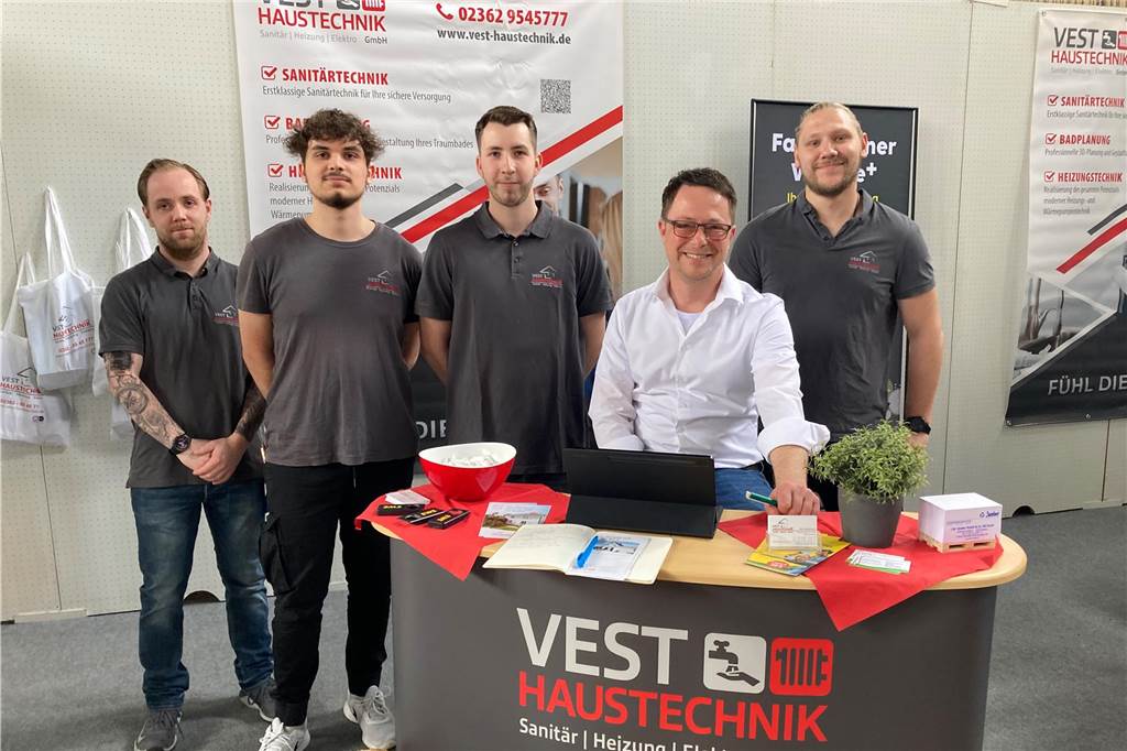 Heizungsgesetz beunruhigt Hausbesitzer: Erneuern oder doch behalten? Das Team von Vest Haustechnik auf der Messe "Bauen & Wohnen".