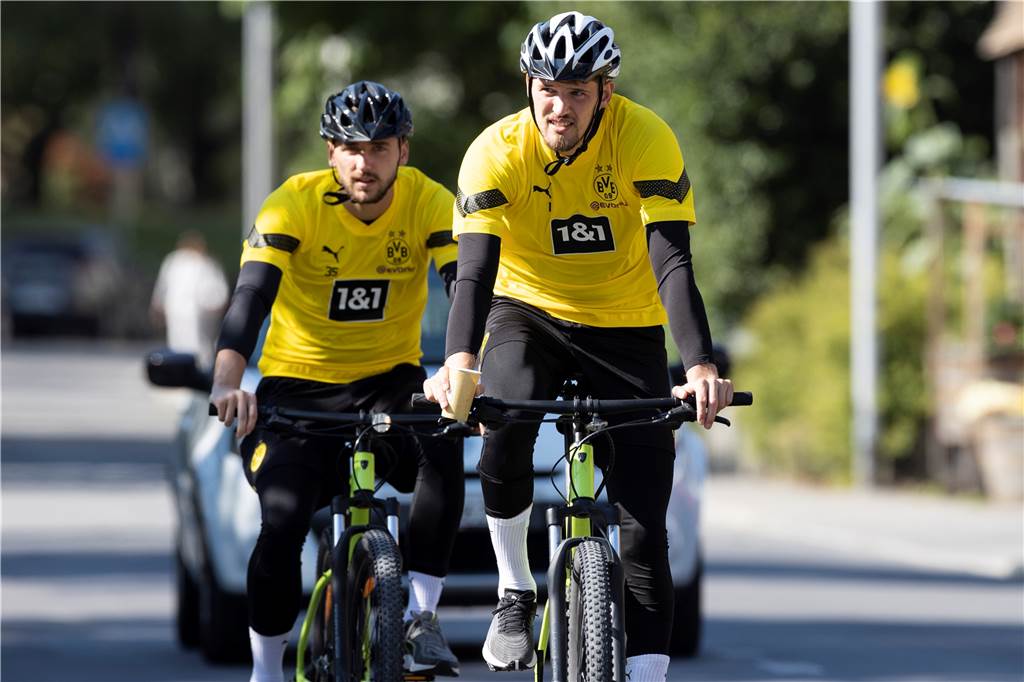 BVB-Torhüter Marcel Lotka: „Das ist nicht als Kampfansage zu verstehen“ Marcel Lotka fährt Fahrrad.