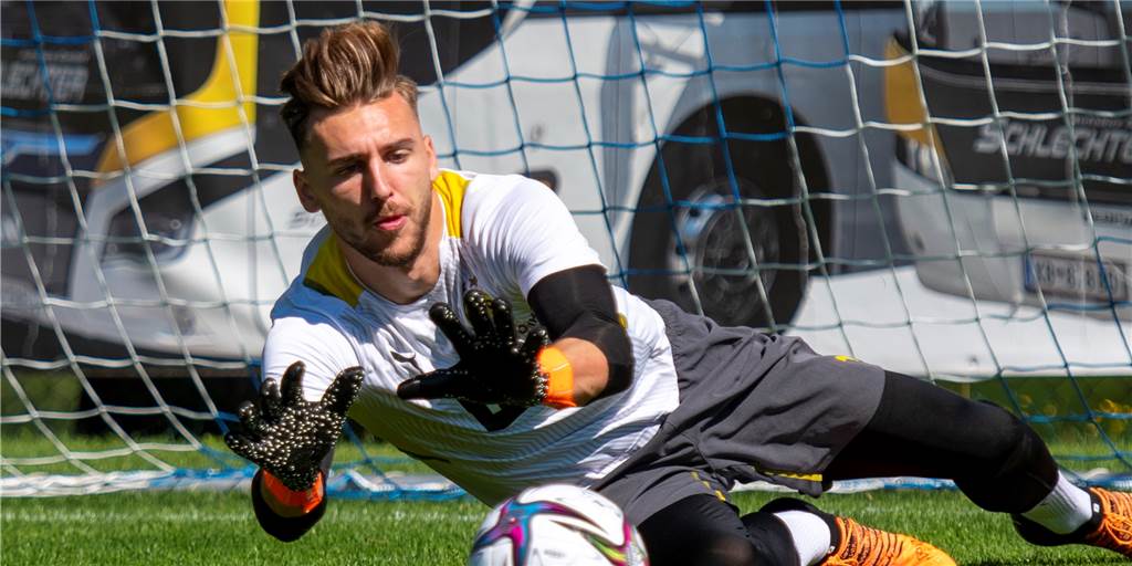 Duell der Talente: BVB-Neuzugang Marcel Lotka droht große Umstellung BVB-Torhüter Marcel Lotka pariert einen Ball.