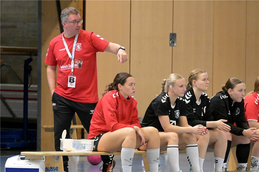 Lüner SV ärgert sich über „doofe Fehler“ Marcel Mai steht hinter den Ersatzspielerinnen.