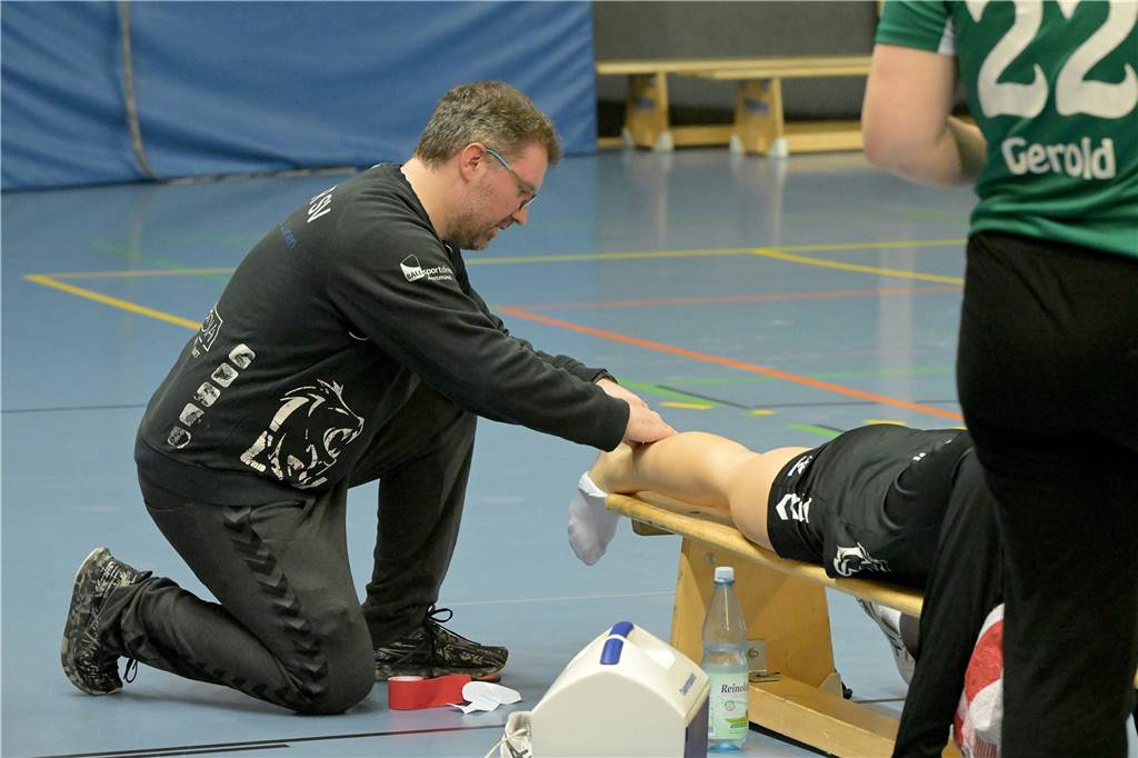 Marcel Mai, Trainer der LSV-Handballerinnen, ist nicht nur Coach – er sorgt auch für Erste Hilfe auf der Auswechselbank.