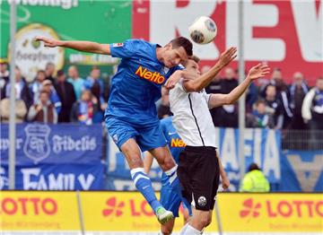 Marcel Maltritz (li.), hier im Spiel gegen Sandhausen, konnte wegen seiner Ellenbogenverletzung nicht am Training teilnehmen.