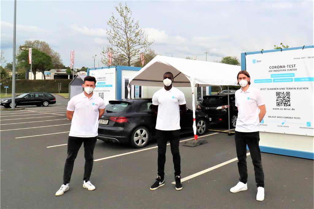 Erfolgreiches Start-up: Corona-Drive-In im Indupark boomt mehr denn je Marcel Menzel, Verki Formusoh und Angus Plietker (v.l.I freuen sich, dass ihre Corona-Drive-Ins im Dortmunder Induparks so gut nachgefragt werden.