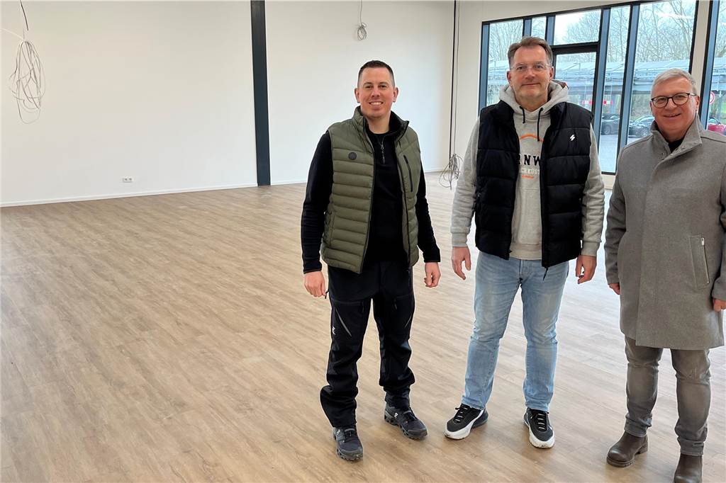 Marcel Miedecke, Frank Schaten und Ulli Helling (v.l.) sind froh, dass die Baustelle fast abgeschlossen ist. Die Verzögerung zu Beginn der Bauarbeiten ließ sich nicht mehr aufholen.