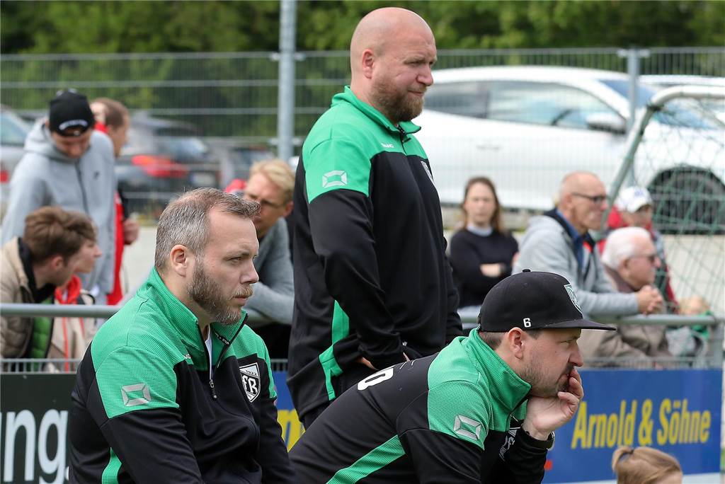 Drei Dortmunder Klubs kämpfen um Abstieg, einen wird es treffen: Der große Bezirksliga-Check Marcel Möller (l.) freut sich über eine gute Stimmung in der Mannschaft.
