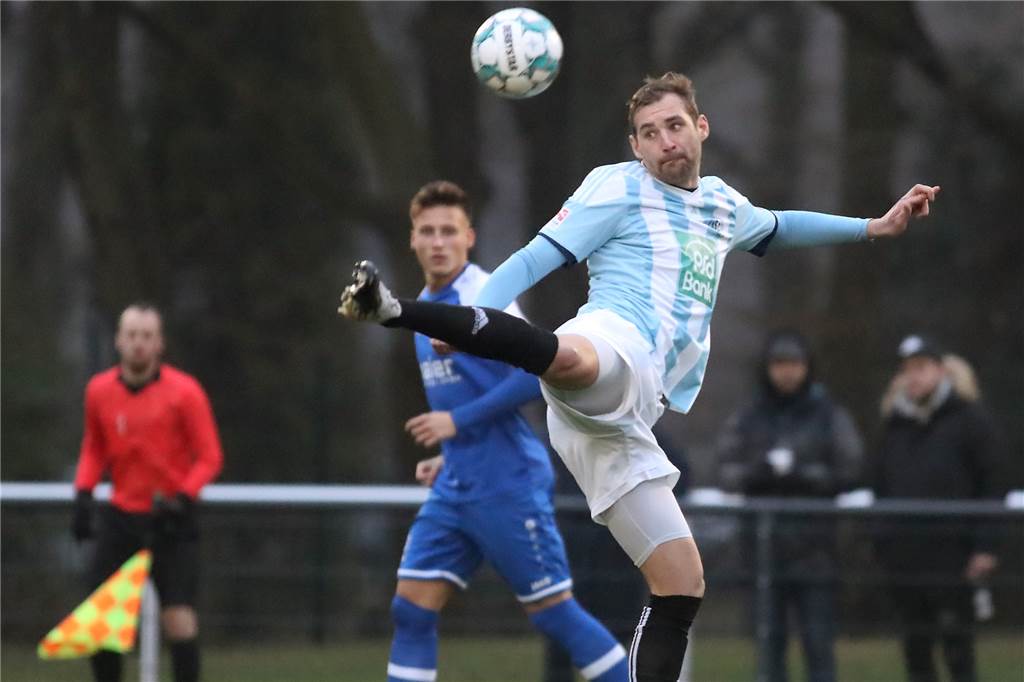 Nur ein Corona-Fall in der Vorbereitung beim ASC – Zwei Spieler bilden die Corona-Polizei Marcel Münzel achtet auf das Einhalten der Corona-Schutzmaßnahmen.