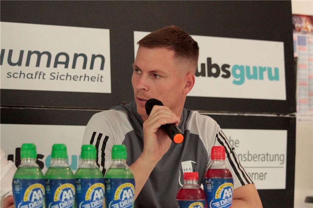 Königsborn fügt YEG Hassel höchste Niederlage seit Jahren zu Marcel Radke spricht auf der PK des KSV.