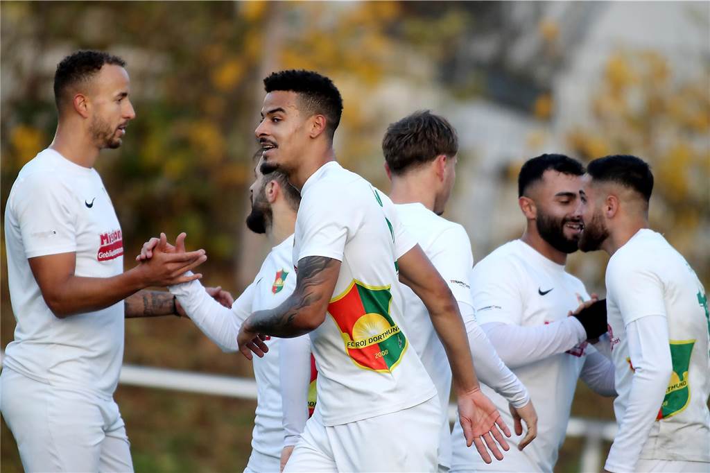 Ramsey bei Roj vor die Tür gesetzt Marcel Ramsey und seine Mitspieler jubeln nach einem Tor.