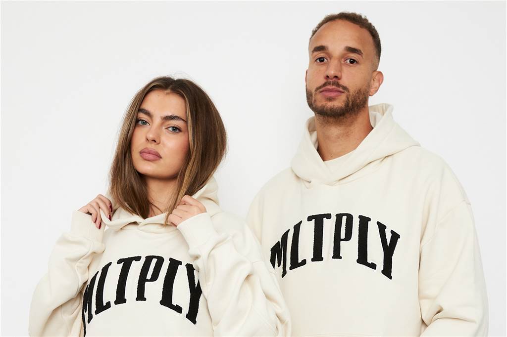 Dortmunder Amateurfußballer modelt für bekannte Streetwear-Modemarke Marcel Ramsey (r.) modelt für Multiply Apperal.