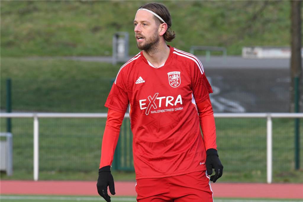 Nach Platzverweis für LSV-Coach: Schmeing trinkt Bier mit Schiedsrichter Marcel Reichwein flog gegen Holzwickede wegen einer Tätlichkeit vom Platz und muss jetzt gegen Soest ersetzt werden.