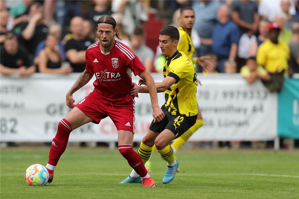 Top-Offensivspieler des Lüner SV verlängern Marcel Reichwein (l.) bleibt ein weiteres Jahr beim Lüner SV.