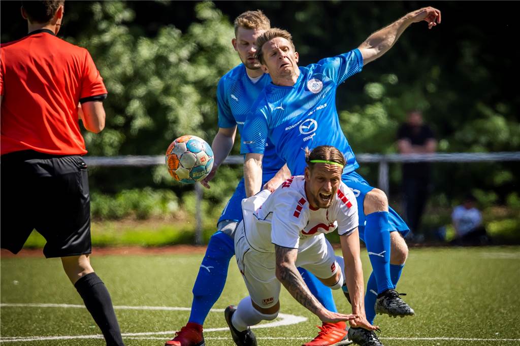 Aufstieg ist ganz nah: Türkspor Dortmund schießt den Hombrucher SV im Spitzenspiel ab Marcel Reichwein (vorne) und Benjamin Bielmeier (hinten) lieferten sich einen harten Kampf.
