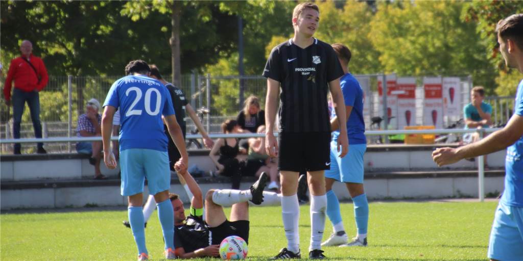 Fehlstart perfekt: SV Frömern nach erneuter Niederlage noch ohne Punkte Marcel Rose (am Boden liegend) und Jan Westphal (r.) warten mit Frömern auf ein Erfolgserlebnis.