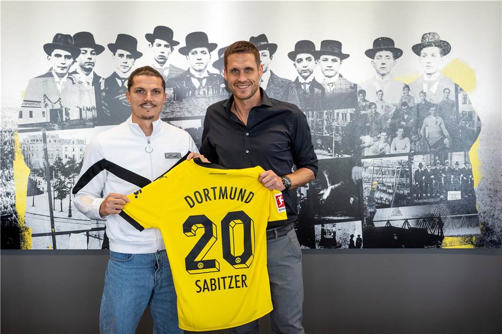 Marcel Sabitzer unterschreibt beim BVB bis 2027: Das sind die Fakten des Deals Marcel Sabitzer hält sein Trikot in die Kamera.