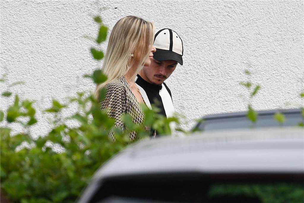 Marcel Sabitzer und seine Verlobte Katja Kühne kommen bei Overkamp an.