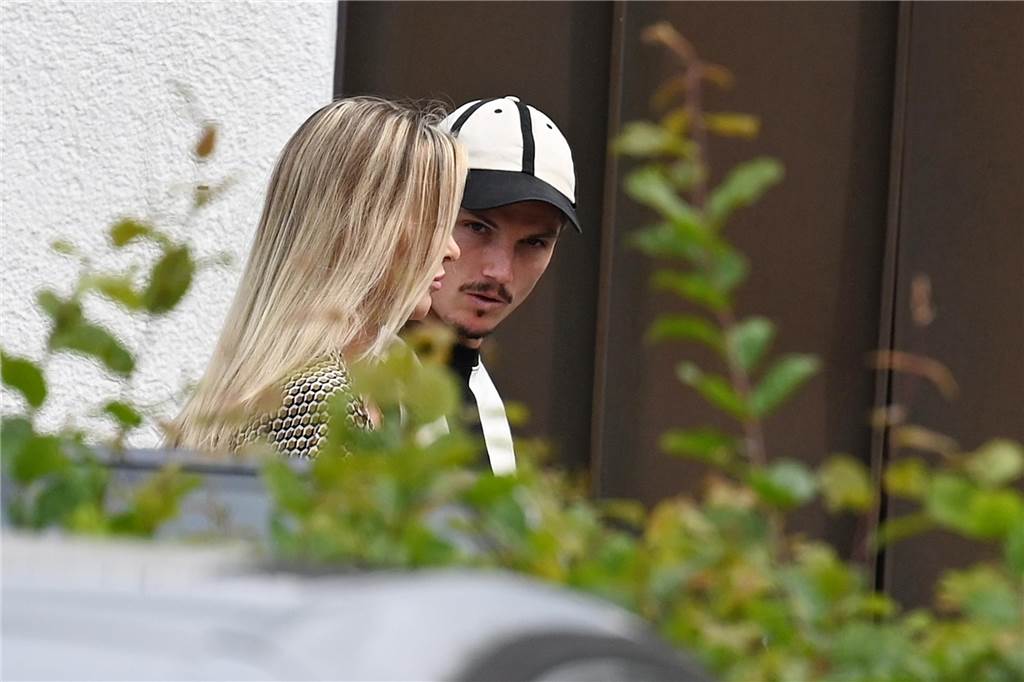 Marcel Sabitzer und seine Verlobte Katja Kühne kommen bei Overkamp an.