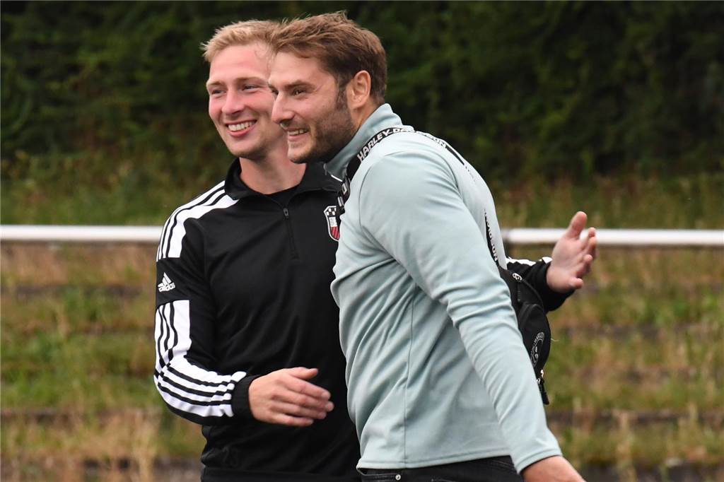 Marcel Schaub bekommt Applaus vom Gegner Marcel Schaub begrüßt Kadir Koc.