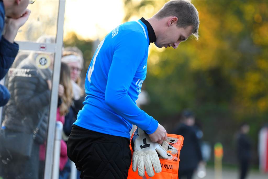 Wer beerbt Jörg Lemke? Zwei Lüner Keeper stehen vor einem Duell Marcel Schaub sammelte einen Großteil seiner Einsatzzeit in dieser Saison nach der schweren Verletzung Jörg Lemkes im Oktober. Hier macht er sich spielbereit, nachdem Lemke in Mühlhausen vom Rettungswagen abtransportiert werden musste. Im Dezember flog Schaub im Derby gegen Wethmar vom Platz.