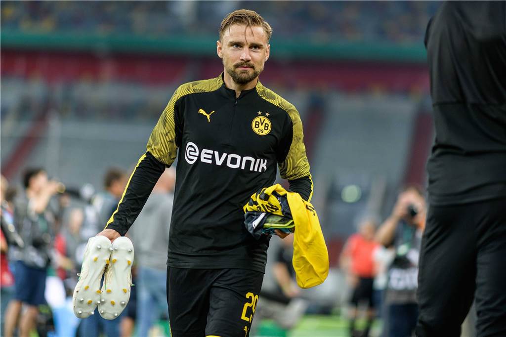 Marcel Schmelzer - Trotz sportlich schwieriger Situation weiter wertvoll für den BVB Marcel Schmelzer absolvierte noch keine Pflichtspielminute in dieser Saison.