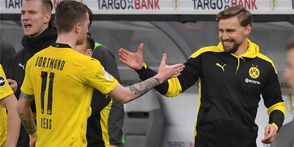 Anekdoten einer BVB-Legende: 09 Geschichten über Marcel Schmelzer Marcel Schmelzer jubelt gemeinsam mit Marco Reus.