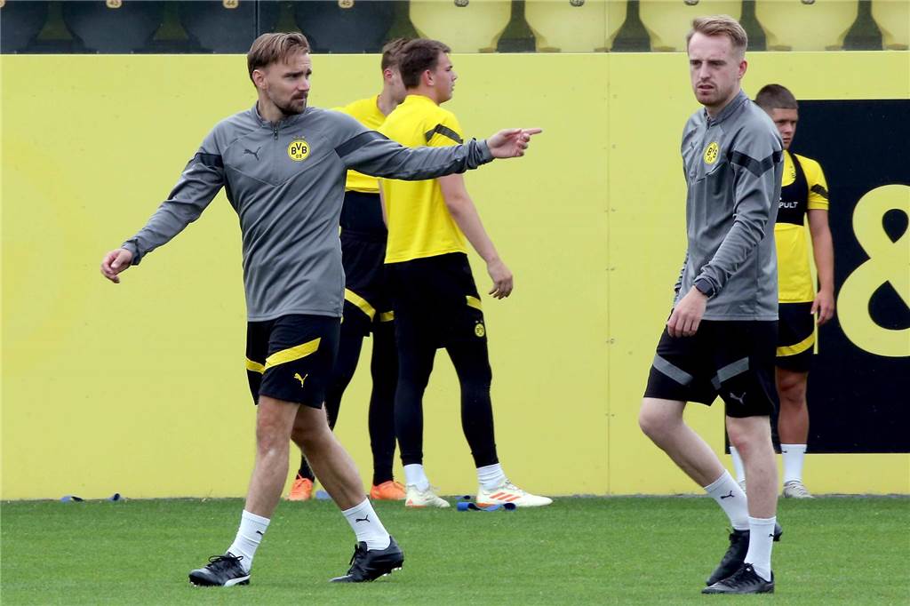 BVB-Legende Marcel Schmelzer im Exklusiv-Interview Marcel Schmelzer zeigt mit dem Finger nach links.