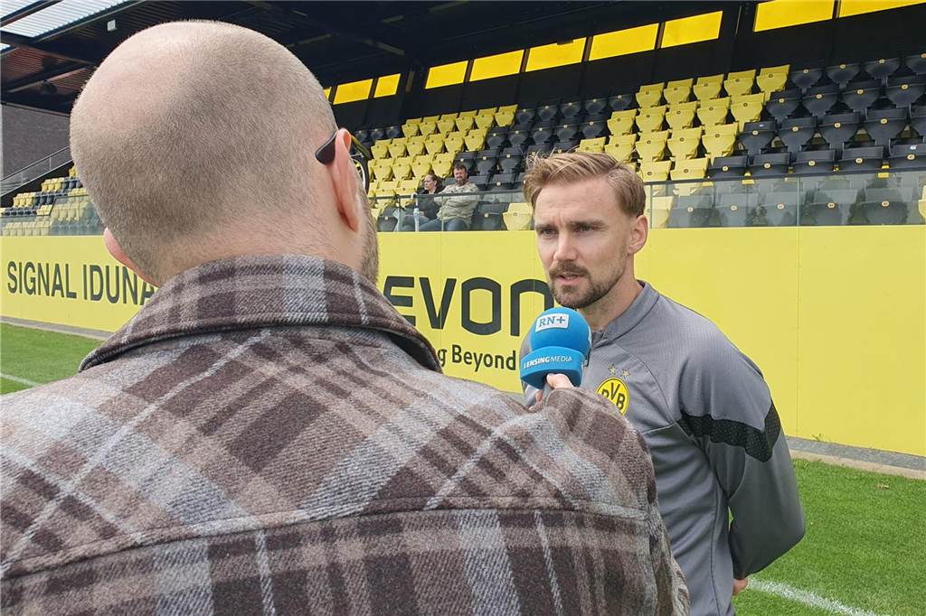 BVB-Legende Marcel Schmelzer im Exklusiv-Interview Marcel Schmelzer spricht in ein Mikrofon.