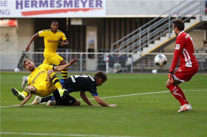 BVB-Trainer Favre: „Es freut mich sehr für Marcel Schmelzer“ Marcel Schmelzer (l.) traf in Paderborn zum zwischenzeitlichen 5:1 für den BVB.