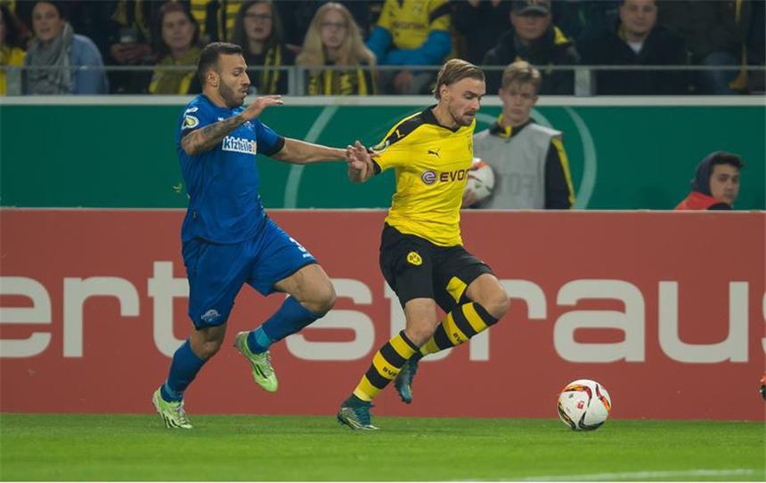 Schmelzer: "Wir waren gut auf Paderborn eingestellt" Marcel Schmelzer (r.) setzt sich gegen Süleyman Koc durch.
