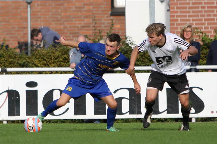SV Herbern verteilt vier Tor-Geschenke an Westfalia Gemen Marcel Scholtysik (l.) holte für den SV Herbern einen Foulelfmeter heraus.