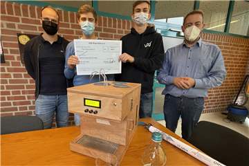 Marcel Siepe (2.v.r.) und Max Oesteroth (3.v.r.) freuen sich mit den Lehrern Karsten Wintering (l.) und Claas Niehues über den Erfolg beim VDE-Wettbewerb.