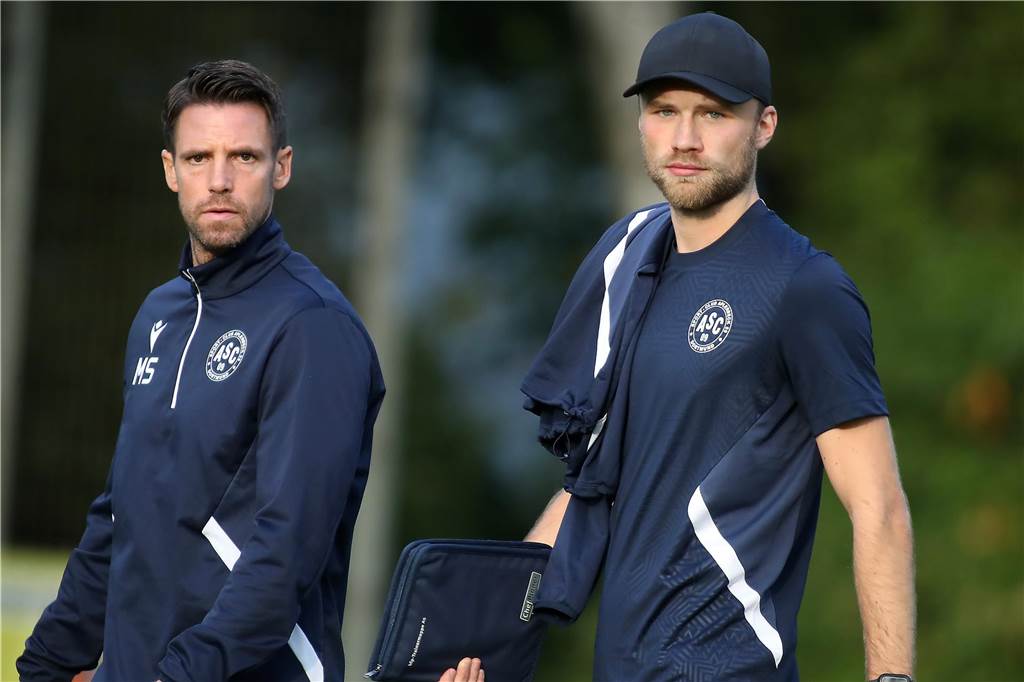 In Halle Kreuzstraße „ist alles möglich“: Auf diese Oberliga-Spieler setzt der Titelverteidiger Marcel Stiepermann (l.) und Justin Martin bleiben in der Halle an der Seitenlinie des ASC 09.