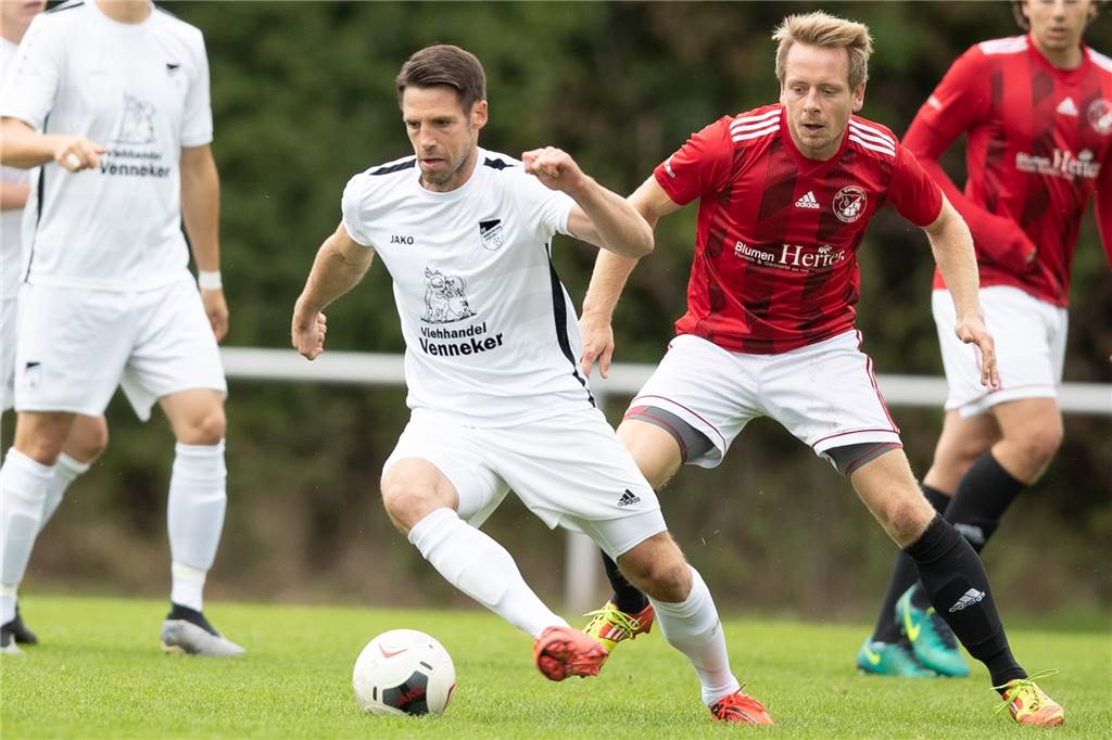 Marcel Stiepermann wechselt zum FC Frohlinde, aber „Fokus liegt auf dem FC Nordkirchen“ Marcel Stiepermann (l.) will sich mit dem Landesliga-Aufstieg vom FC Nordkirchen verabschieden.