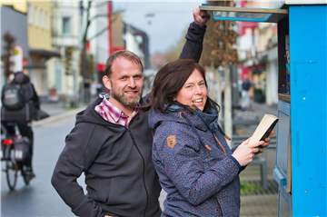 Marcel und Kathrin Vollbrecht fühlen sich in Habinghorst trotz einiger Mankos wohl. Die Idee des Bücherschrankes an der Langen Straße finden sie gut.