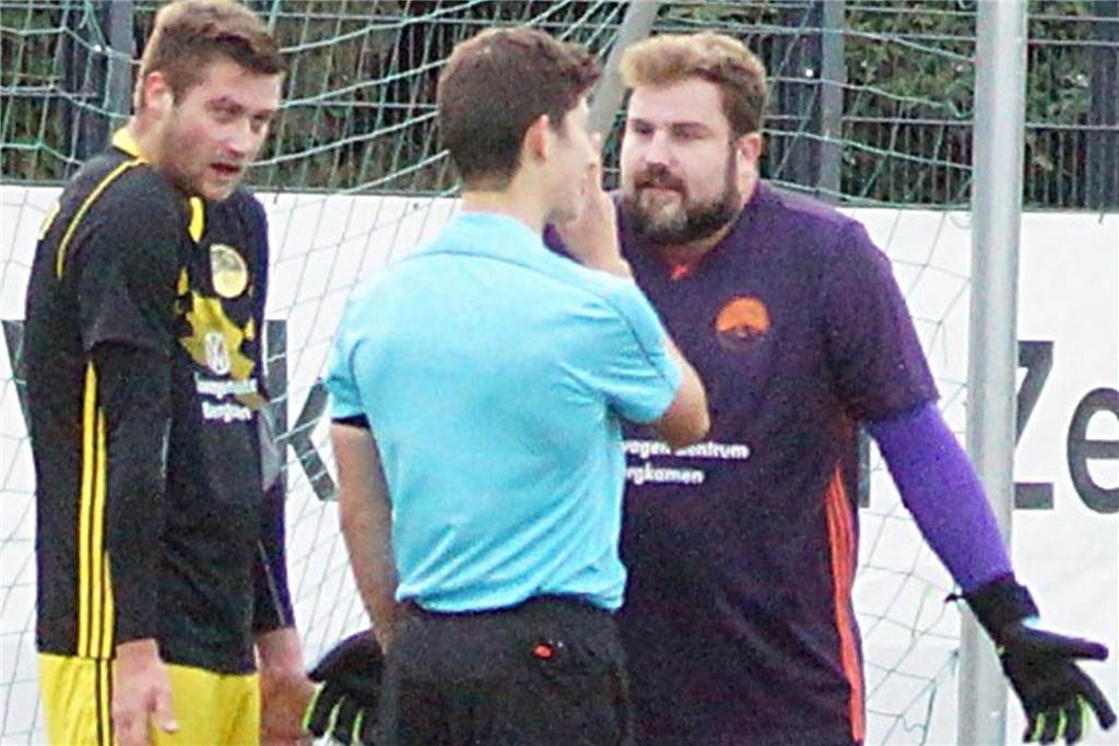 Marcel Vieregge (rechts) hat Redebedarf. Der Keeper verlässt den SuS Kaiserau, er zieht nach Geseke.  