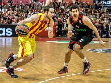 Marcelinho Huertas (l) vom FC Barcelona zieht am Münchener Vasilije Micic vorbei. Foto: Nicolas Armer