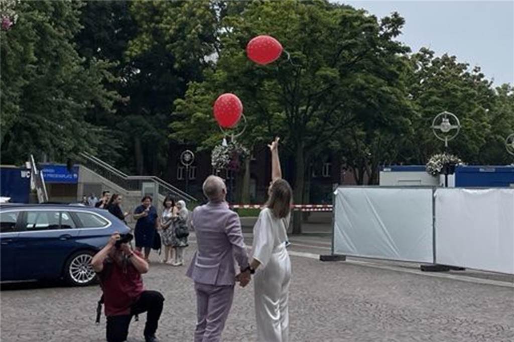 Ein spektakulärer Antrag: Marcielj und Caroline sind verheiratet Marcielj und Caroline lassen nach ihrer Trauung rote Heliumballons auf dem Dortmunder Friedensplatz steigen.