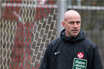 Marco Antwerpen zieht nach dem 0:1 des 1. FC Kaiserslautern im Keller-Duell beim FC Magdeburg das Training an.