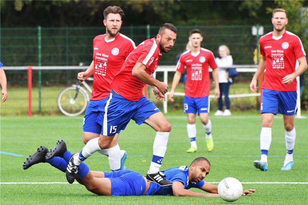 Transferpoker gewonnen: VfB Waltrop verpflichtet vierten Castrop-Rauxeler „Knaller“ Marco Führich (r.) - noch bis Sommer im Dienst des Bezirksligisten FC Castrop-Rauxel - wechselt zur neuen Saison zum VfB Waltrop.