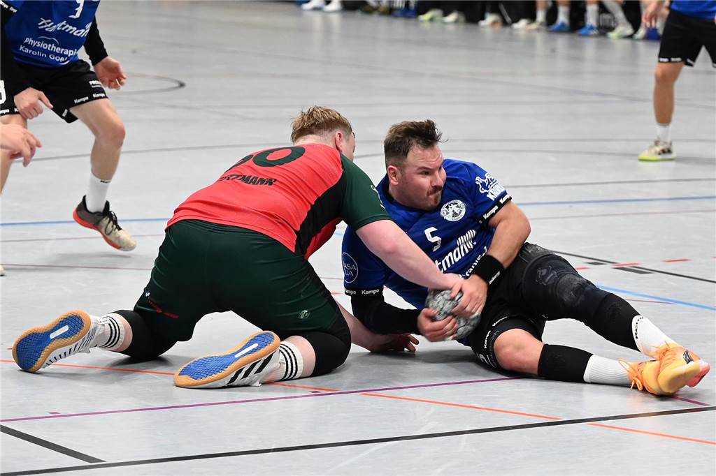 SG Handball Kamen feiert nach Schlussspurt den Derbyerfolg Marco Goslawski (r.) und die SG Handball Kamen setzten sich im umkämpften Stadtderby gegen den HC Heeren und Louis Guttmann (l.) durch.