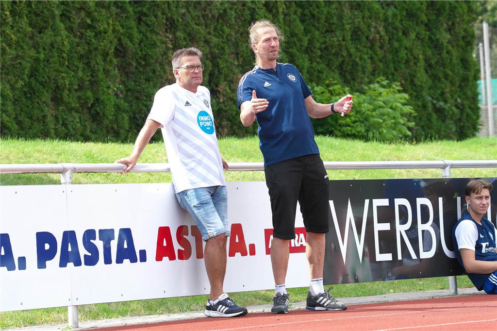 Ungewohnter Anblick beim ETuS: Neue Rolle für Jens Quinkenstein - „Er spielt lieber woanders“ Marco Gruszka (r.) coacht den ETuS Haltern seit Juli. Co-Trainer Thomas Linden (l.) geht mittlerweile in seine dritte Saison.