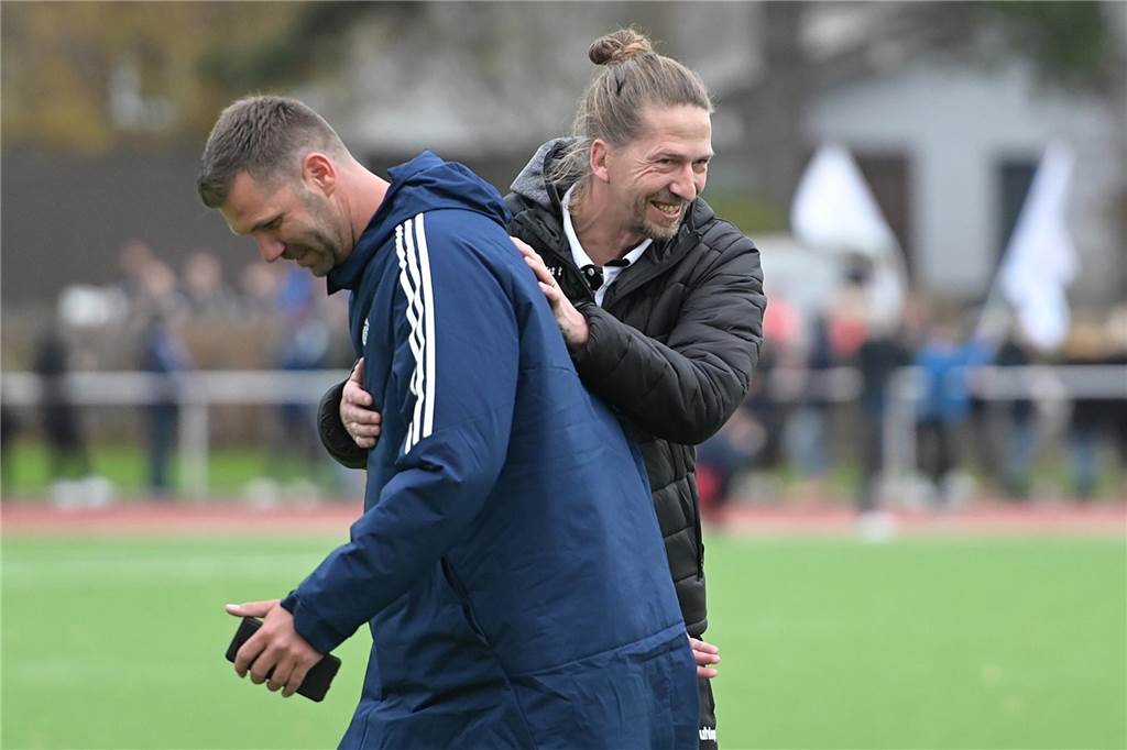 Marco Gruszka übernimmt im Sommer den ETuS Haltern Marco Gruszka (r.) - hier begrüßt er Marco Taschke vom VfB Waltrop - trainiert aktuell noch Teutonia SuS Waltrop und wird in der kommenden Saison den ETuS Haltern coachen.